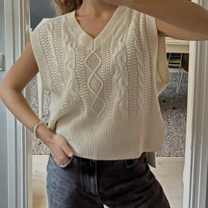 Oversized stickad väst - Stickad väst i lite offshore/elfenbensvit färg och med mönster fram. Helt oanvänd och i nyskick, superfin med en bralette under!