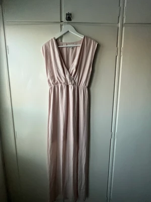 Balklänning Rosa - En superfin balklänning som tyvärr inte kommit till användning pga storlek. Säljer nu denna till någon som är i behov av en fin kall-ljusrosa klänning med  slits. Klänningen är alltså i nyskick! Pris kan diskuteras:) 