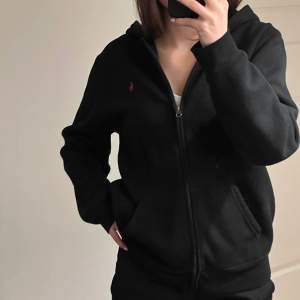 Svart zip hoodie från Ralph Lauren som inte kommer till användning längre