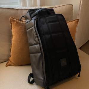 Näst intill splitterny ryggsäck från Douchebag i modellen ”The Strøm 20L Backpack”. Inga tecken på användning✨