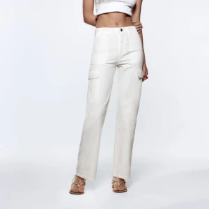 Cargo byxor  - Säljer mina vita cargo byxor från zara. Använt 1 gång. Tkr inte dem kommer till användning och lite för stora i midjan för mig. Är 163 och dem går precis till fötterna. Skit snygga verkligen Nypris 399:- Har dem i 34 för dem är stora i stl, men har 36/38