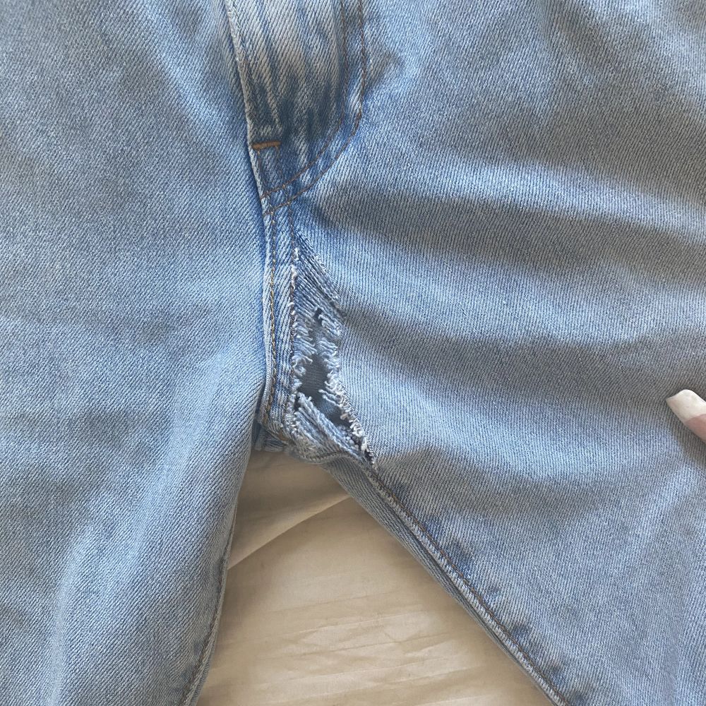 Levis jeans i 502 storlek 33/32. Fin tvätt men påbörjat på hål vid gylf❤️. Jeans & Byxor.