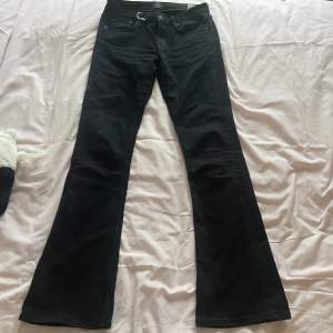Svarta jeans från crocker sitter jätte najs men inte på mig för de var för långa! Skulle passa på ngn runt 165