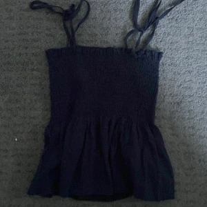 Topp/blus - Jättefin mörk blå topp/blus i storlek Xs/34 men den är väldigt stretchig så den skulle nog även kunna passa andra storlekar också. Man kan justera i banden hur lång man vill att den ska va o inte. 