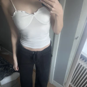 Topp - Vit topp från monki. Använd engång pågrund av att den e för lite. Så nyskick. Volanger överst på toppen och tunna band vid axlarna