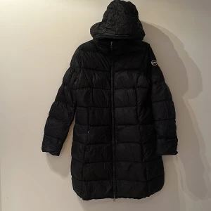 Colmar downjacket - Lite längre dunjacka med luva oxh två fickor med dragkedja. Dragkedjan är trasig längst upp mot halsen men det är bara sista centimetrarna.ä, därav priset
