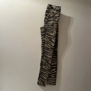 Tiger mönstrade tights! - Snygga långa tight i tunn följsam denim stretch