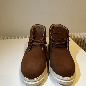 GANT BOOTS - Hej! Köpte de här snygga skorna för ett tag sedan men storleken (43) var helt för stor. Helt nya, aldrig använts. Skickar med original (GANT) låda. Leveransen betalas av köparen! 