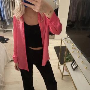 Rosa silkesskjorta - Säljer denna fina rosa skjorta som aldrig är använd. Köpt i Spanien. Så fin både öppen & stängd💕