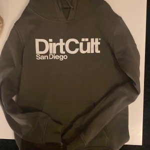 Dirtcult - Säljer denna dirtcult hoodie då jag inte har den stilen längre, väldigt fint skick förutom lite sprickning på texten (se på bild) 🙏💓