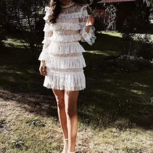 BY MALINA ”CARMINE” DRESS - XS VIT - Säljer min älskade by malina klänning i vit, storlek xs. Nypris 2500, mitt pris 1500 - kan dock tänka mig gå ner i pris vid snabb affär!