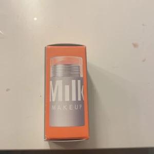 Milk blush  - Säljer min milk Blush stick i färgen dash! Aldrig andvänd då jag köpte fel färg, Kan oxå byta mot milk bronzer stick eller en annan färg i blush 