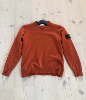 Stone Island Sweatshirt strl. 156 - Stone Island Stickad Sweatshirt Storlek: 156 Använd fåtal gånger, men som i  nyskick. Köpt på NK i Stockholm Självklart äkta! Lapparna är bortklippta på grund av att de var väldigt irriterande, men de följer självklart med! Kan frakta men då står köparen 