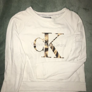 Calvin Klein collegetröja  - Vit collegetröja från Calvin Klein 