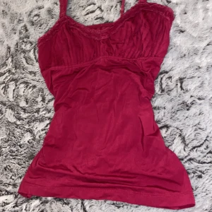 Yk2 topp - Super söt yk2 topp, en av mina favoriter.  Den har justerbara band på toppen!  Har massa fler likande billiga plag så in och kika ❤️