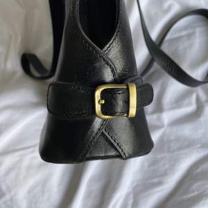 Elegant svart skinnväska i storlek M. Långa axelband🖤