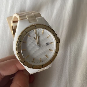 Adidas klocka  - Säljer min adidas klocka i beige /guld. Hör av er för frågor eller bilder 