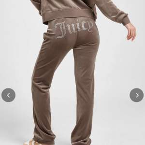 Jag säljer nu mina fina Juicy Couture byxor, dem är endast testad på. Jag har lånat de två första bilderna från modellen. Vill du ha fler bilder på dem så skicka ett dm så löser vi de. Nyinköpta för 800kr kan säljas för 350 men billigare vid snabb affär. 