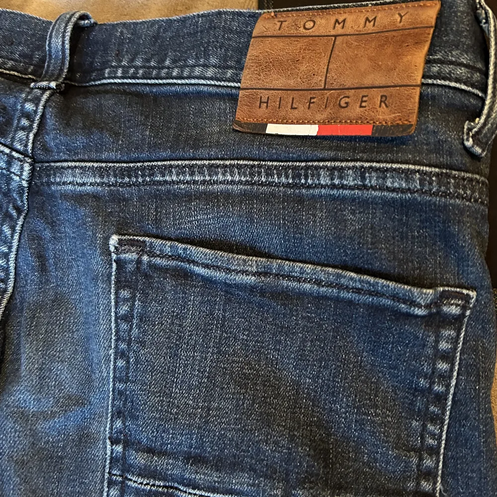 En snygg slim fit model på ett par herr jeans🤩 passar perfekt till vintern och hösten🍁kom gärna med egna prisförslag 😊. Jeans & Byxor.