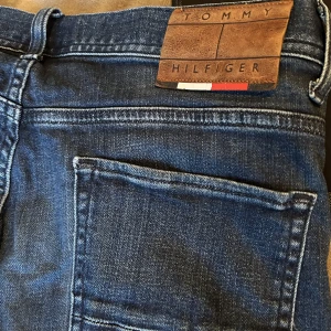 Tommy hilfiger jeans  - En snygg slim fit model på ett par herr jeans🤩 passar perfekt till vintern och hösten🍁kom gärna med egna prisförslag 😊
