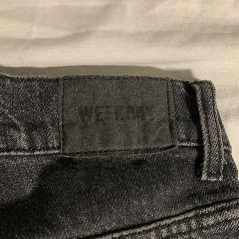 Svarta space weekday jeans i storlek 32/30 men passar även de som har 30 eller 31 i midjan om man söker en lite mer baggy passform. Jeans & Byxor.