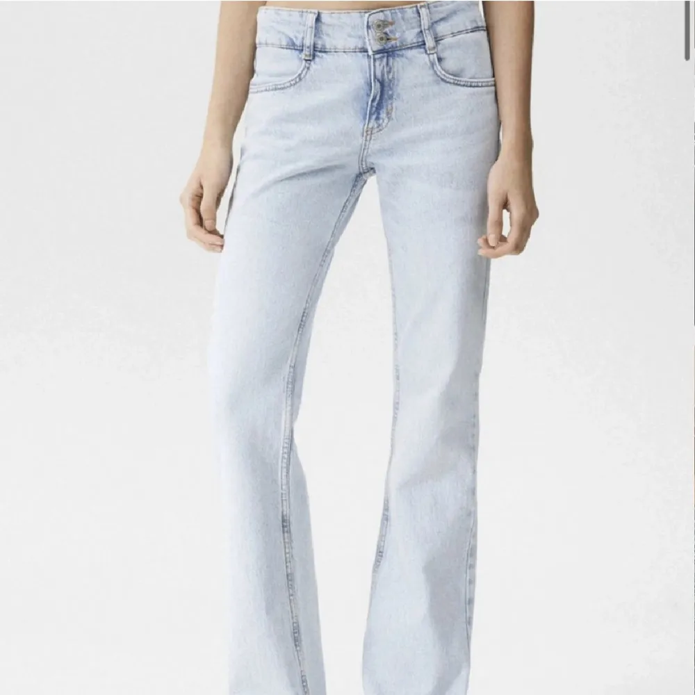 Super snygga lågmidjade jeans i storlek 40 men passar även 36/38! Använda 1 gång💕💕180+frakt. Jeans & Byxor.