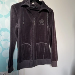 Grå tröja - En grå tröja köpt på Lidl typ 2018 så vet därför inte heller priset från början. Kan också tänka mig gå ner i pris på denna. Har ingen luva. Material tror jag är velour