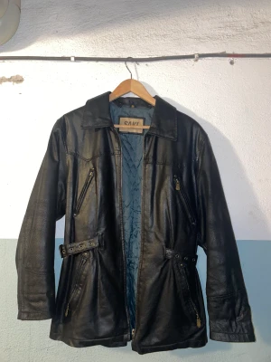 Läderjacka  - Saki läderjacka i fint skick, storlek 36 men går att justera lite i midjan. Har även en pälskrage som går att ta av och sätta på. 