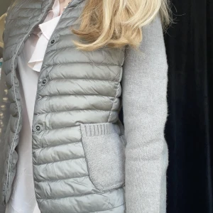 Liknade monclef - En liknande Moncler cardigan, den är helt helt ny bara testat på! Det gick ej att skicka tillbaks så jag säljer på Plick! Jätteskön varm perfekt till allt!!! Inga diffekter/ stickig/nopprig/fläckar💞ny pris: 600kr