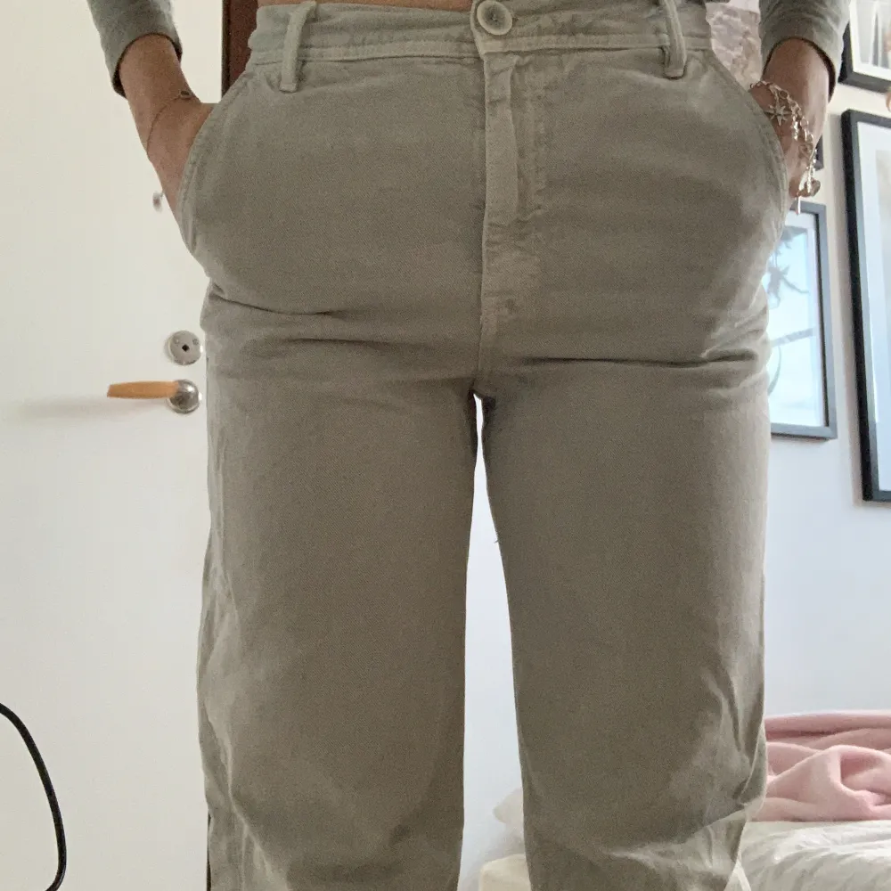 Nästintill oanvända jeans/chinos från zara i en beige/ljusgrön färg. Är i väldigt fint skick, endast använd en gång, långa i benen och mid-waist. Köparen står för frakt.. Jeans & Byxor.