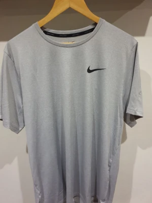 Brand New Nike t-shirt - Nike t-shirt Size L Brand new