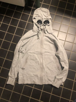 CP COMPANY TRÖJA - Riktig skön, snygg och fräsch. Tröjan är använd i sex månader och är bra skick. Priset kan diskuteras och vid fler frågor kom gärna dm.