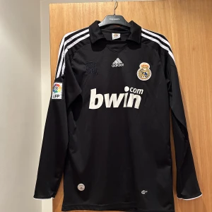 intresse koll Real Madrid Kaka tröja - Intresse koll på min fina real madrid tröja  Väldigt fint skick nån enstaka spricka i texten på framsidan  Ge mig gärna bud Vid några frågor är det bara att skriva till mig! Mvh Vincent 