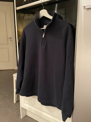 Marinblå half zip sweater - Inprinsip nyskick, nypris 400kr Pris går att diskutera 