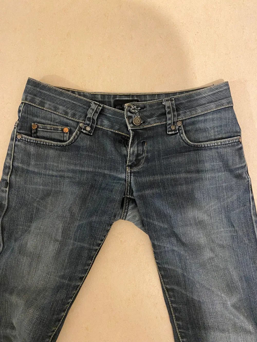 Lågmidjade jeans som har använts ett par gånger, jättesnygga detaljer på fickorna. Jeans & Byxor.