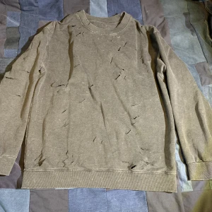 Distressed sweatshirt - Aldrig använd  Dm för frågar osv