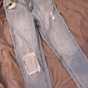 Håliga jeans  - Är 165cm ish för referens  Har 27/28 i midja