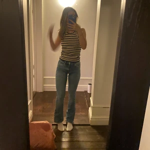 Midwaist jeans - Dessa super fina jeans från Ginatricot som blivit lite små och för korta. Välanvända men i bra skick! En liten gräsfläck på knäet som knappt syns, kan skicka bild om de önskas🫶🏼