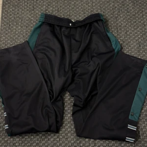 Mjukisbyxor - Mjukisbyxor som är perfekta för dans. Köpta på humana och i storlek xl men de är mycket mindre och passar mig som vanligtvis har M. Ganska långa men passar mig som är 160.