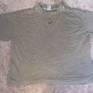  en grön t-shirt från Reebok men ett bra material som nästan aldrig är använd. 💖