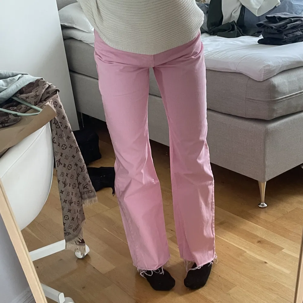 Ett par långa, rosa jeans från Gina Tricot. Fina till våren. Köparen står för frakt🥰. Jeans & Byxor.