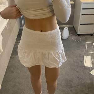 Jättesomrig vit kjol från HM💕Använd ett fåtal ggr och säljer p.g.a har många liknande kjolar💕