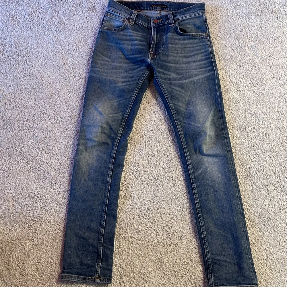 Nudie jeans i storlek 27/30 i färgen ljusblå. Nypris 1300 kr, Knappt använda och inga defekter!. Jeans & Byxor.