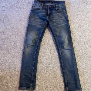 Nudie jeans i storlek 27/30 i färgen ljusblå. Nypris 1300 kr, Knappt använda och inga defekter!