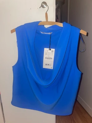 Festtopp - Aldrig använd, passar nog mer XS än S).