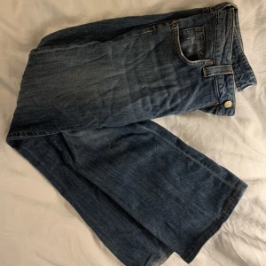 Lee jeans - De är midwaist och raka, ganska långa. Det står ingen storlek i dem men upskattar att det är ca 36-38