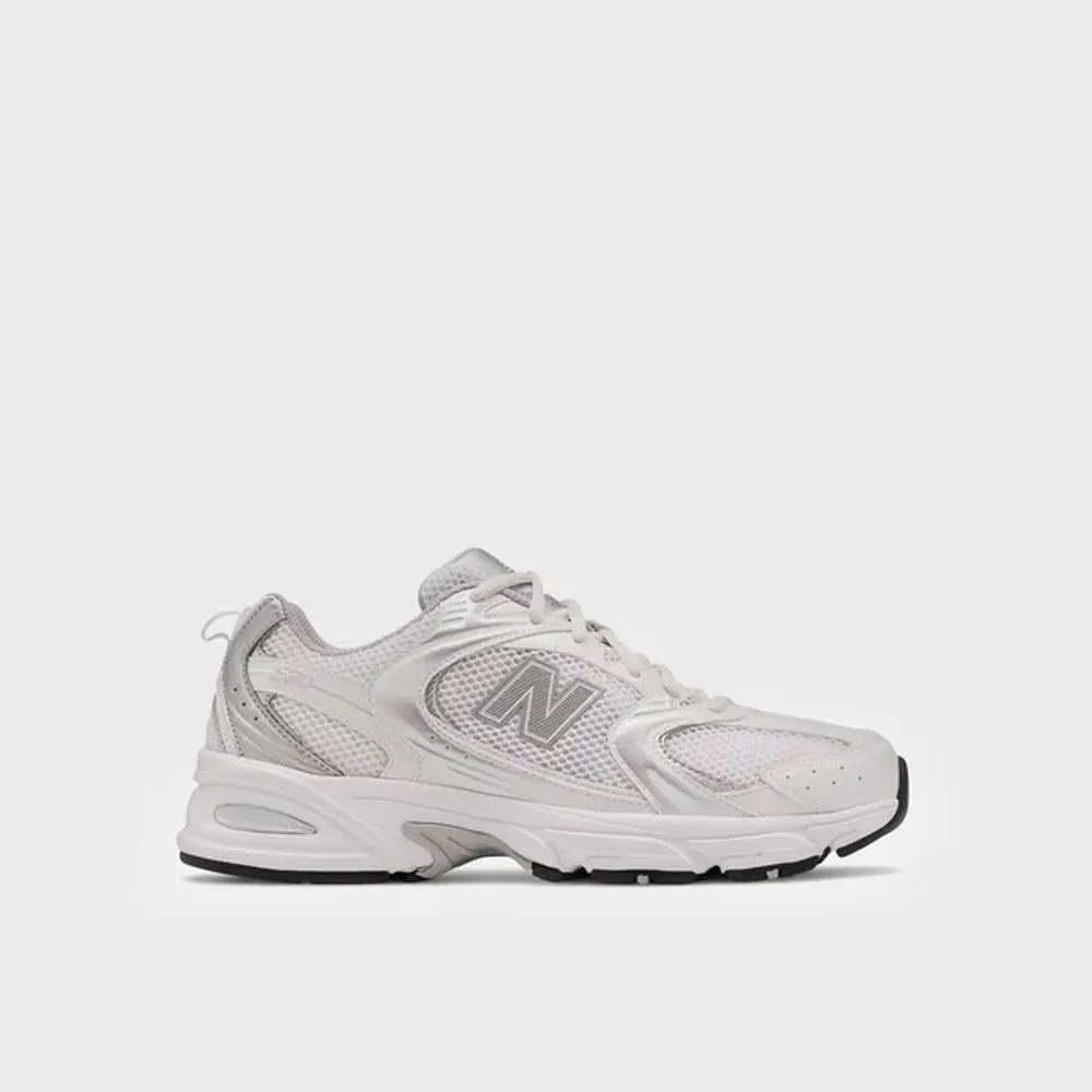 New balance 530, vit, strl 40. Säljer för att de tyvärr är för små för mig så skulle snarare säga att det är en strl 39. Bra skick då de endast är använda 1 gång. . Skor.