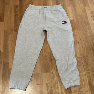 Tommy Hilfiger - Ett par feta mjukisbyxor köpta från England, dom är bara provade o helt oanvänd och är köpta för 85£ vilket motsvarar 1100kr. Säljer dom för 500 då jag inte kan ha dom. men inget är satt i sten så kom med bud
