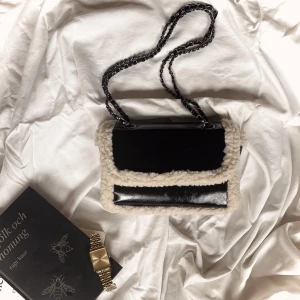 Beige ”Teddy” bag - Beige ”Teddy” bag, snygg väska med beiga Teddy detaljer, justerbar rem😊