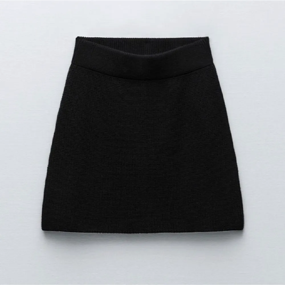 En jättefin slutsåld stickad kjol från zara som tyvärr inte kommer till använd längre. Hör av vid frågor 💕☺️ . Kjolar.